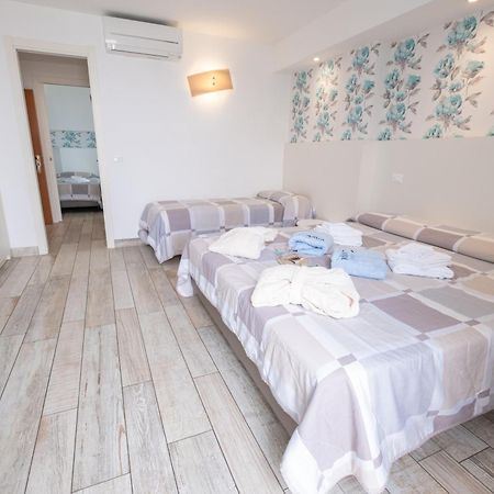 Hotel Capitol Гатео а Маре Екстериор снимка