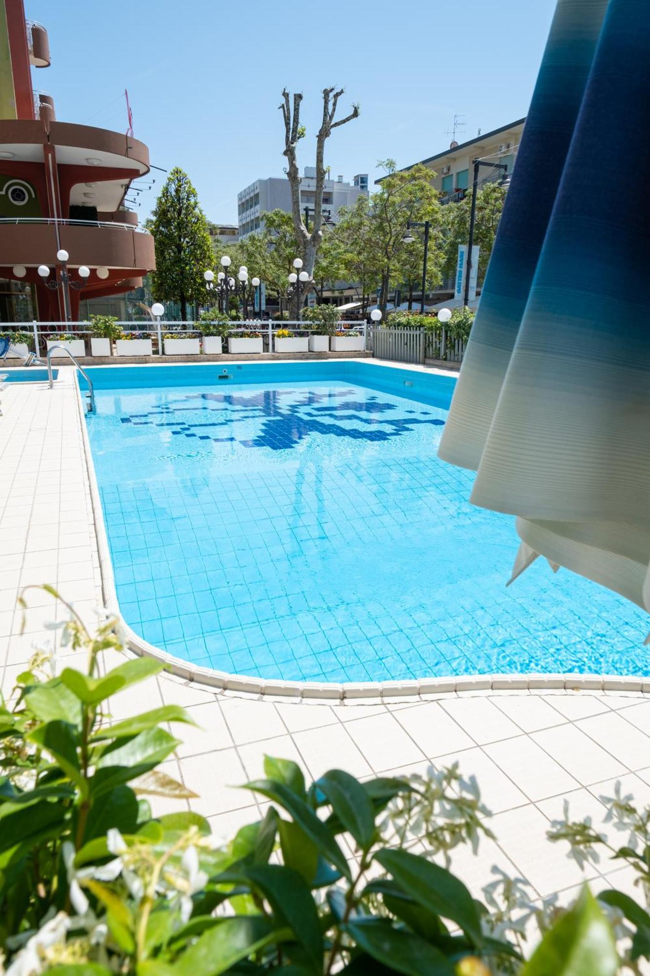Hotel Capitol Гатео а Маре Екстериор снимка