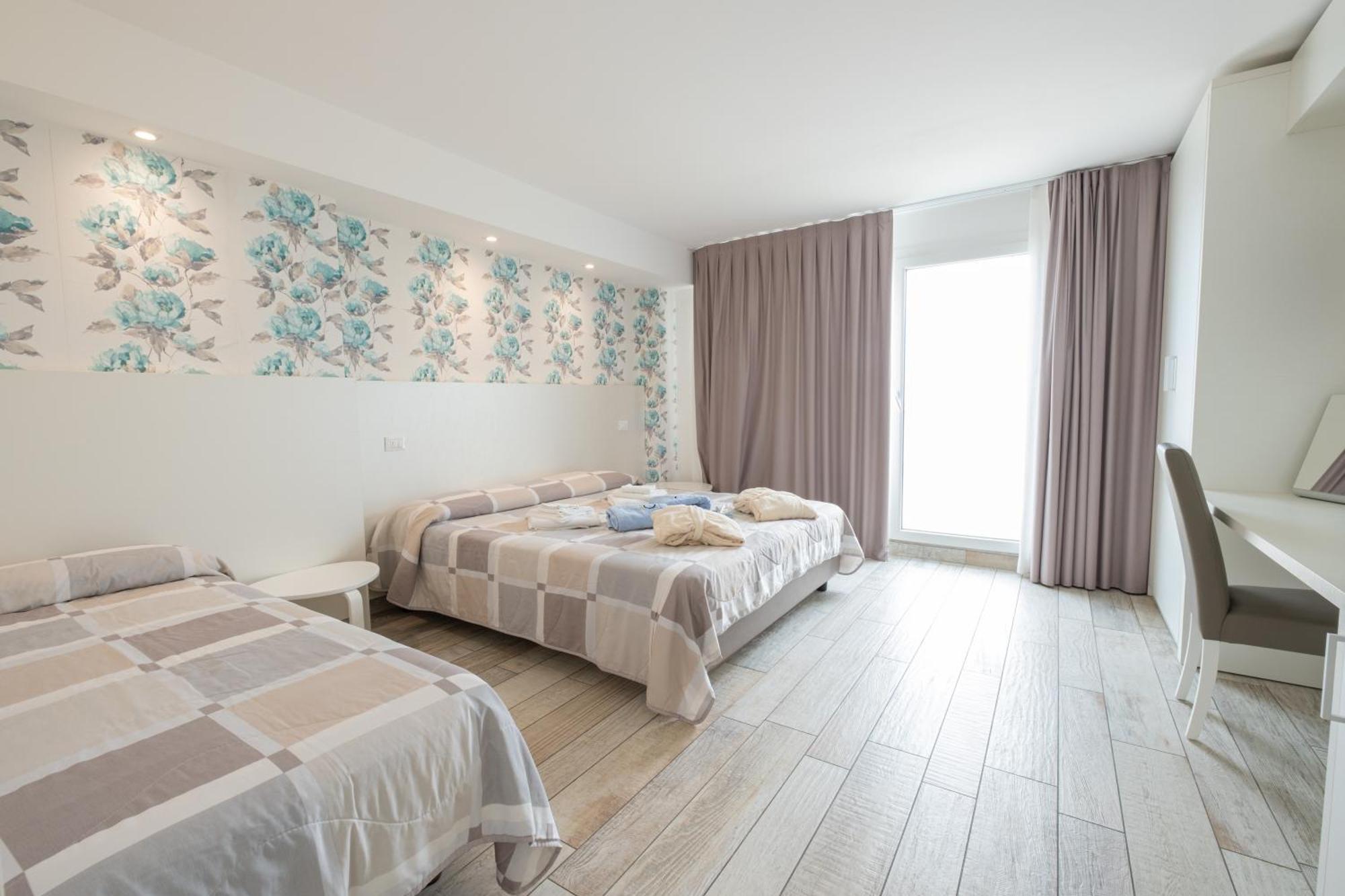 Hotel Capitol Гатео а Маре Екстериор снимка