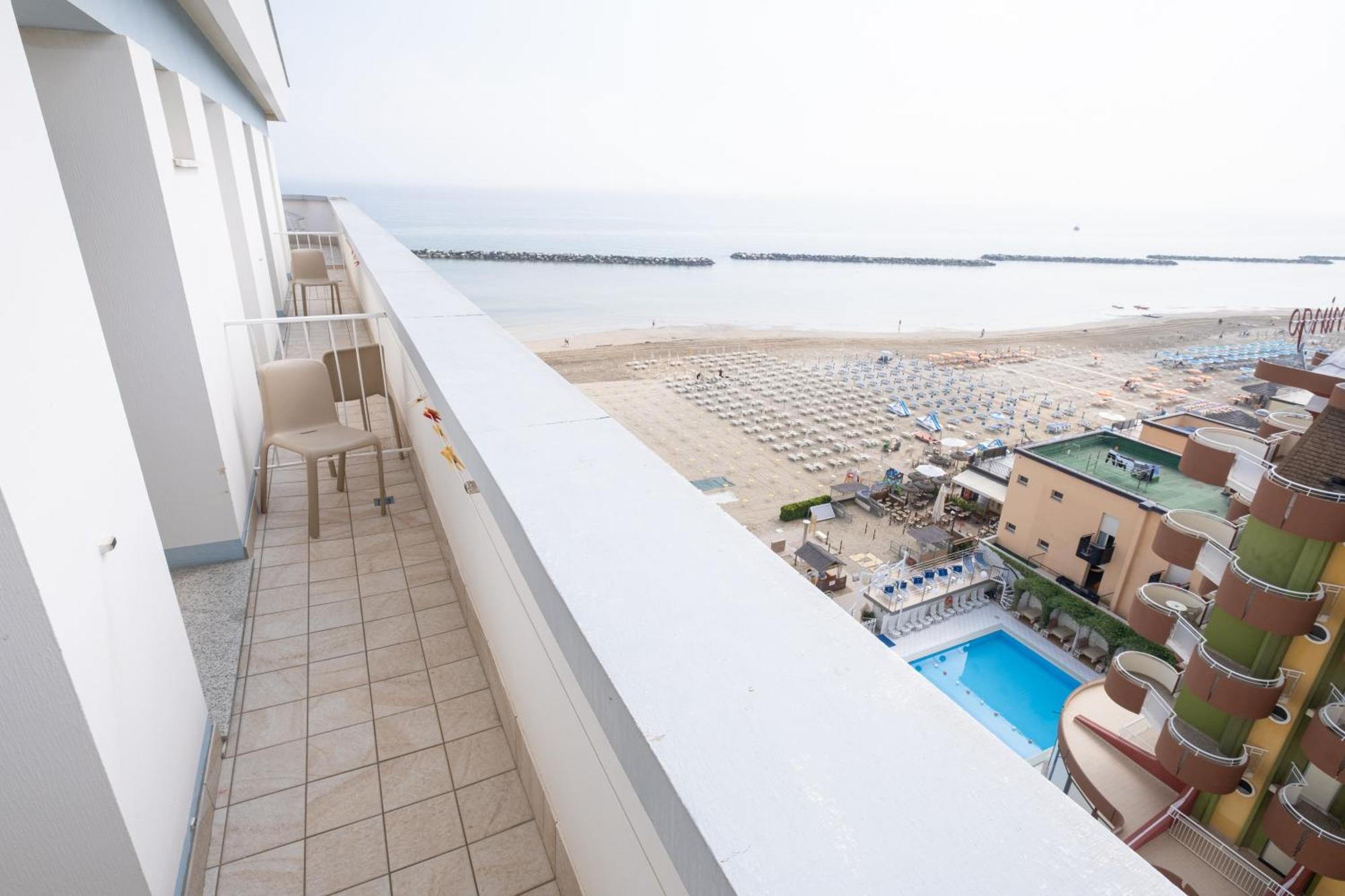 Hotel Capitol Гатео а Маре Екстериор снимка